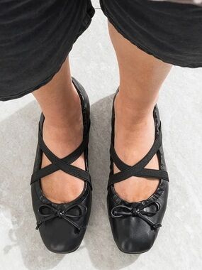éram Black Leather Ballet Flat with Elastic Straps and Bow Detail, Size 39/8
